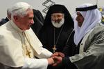 Fred. Hvor bliver fredens hellige mænd af i kampen for fred, spørger Anders Jerichow. Her ses Pave Benedikt XVI med en israelsk sheik og en græsk ortodoks præst ved et møde i Israel i fjor. 