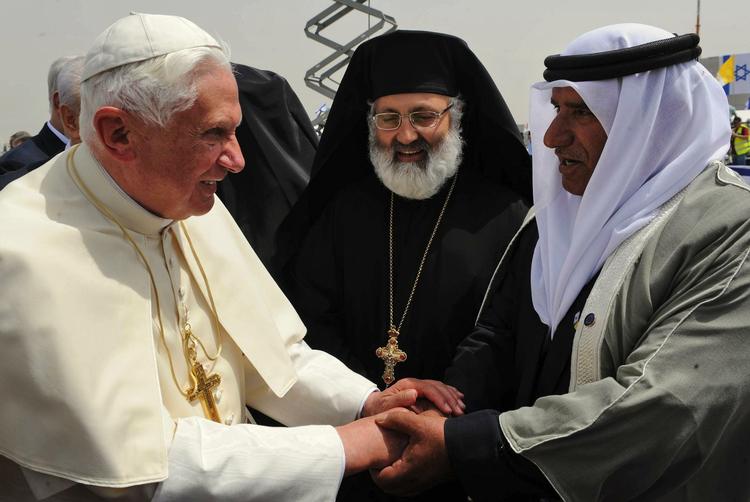 Fred. Hvor bliver fredens hellige mænd af i kampen for fred, spørger Anders Jerichow. Her ses Pave Benedikt XVI med en israelsk sheik og en græsk ortodoks præst ved et møde i Israel i fjor. 