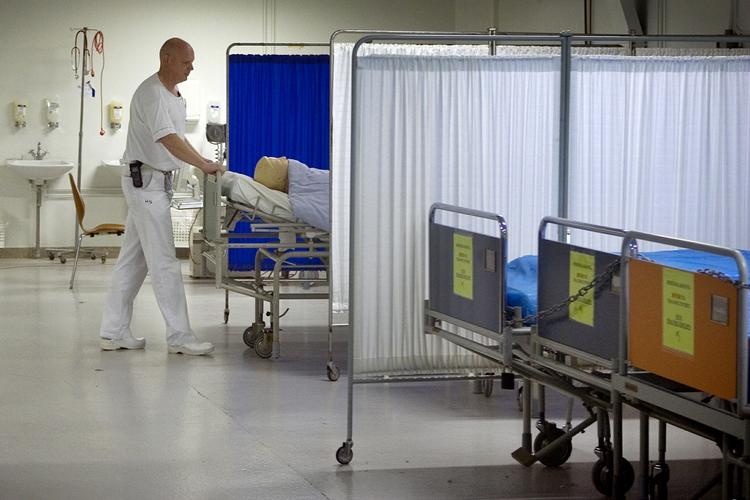 underskud. 2009 gav underskud på hospitalerne, og det kan betyde omfattende fyringer i år, siger regionerne. 