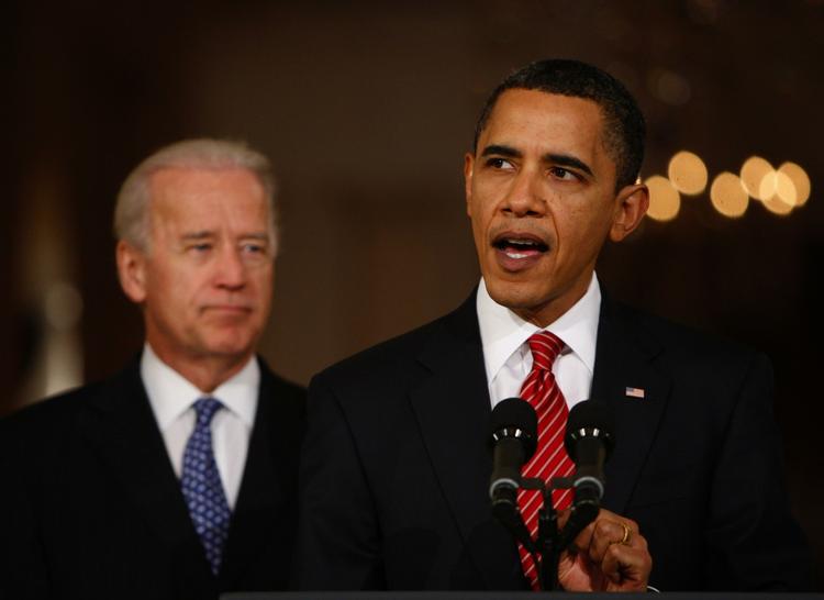 Sejr. Præsident Barack Obama sammen med vicepræsident Joe Biden efter afstemningen i Repræsentanternes Hus. 