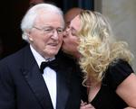 Wagner.  Wolfgang Wagner får et kindkys af datteren Katharina, der kun 30 år gammel efterfulgte faren som leder af festspillene i Bayreuth i 2008. 