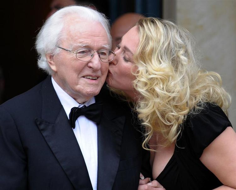 Wagner.  Wolfgang Wagner får et kindkys af datteren Katharina, der kun 30 år gammel efterfulgte faren som leder af festspillene i Bayreuth i 2008. 