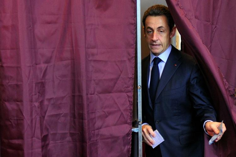 vælgersmæk. Nicolas Sarkozy stemmer ved det franske regionsvalg i går, der endte med et stort nederlag til hans parti. 