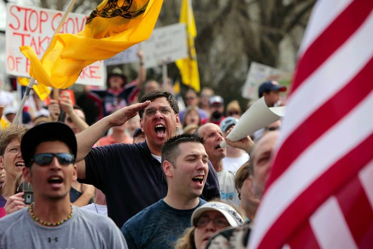 Tusindvis af demonstranter var mødt op uden for den amerikanske kongres på Capitol Hill i Washington D.C. for at protestere mod sundhedsreformen, der blev stemt igennem i nat dansk tid. 