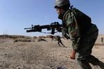 Beredt. En afghansk soldat på øvelse i Helmand-provinsen. Afghanere skal overtage risikable opgaver fra de danske soldater. 