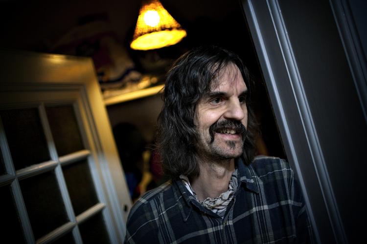 Røg. Jan Bjørlik Hansen mener, at politikerne burde bruge deres kræfter på andre samfundsproblemer, end hvorvidt folk må ryge i deres egen bolig eller ej. 