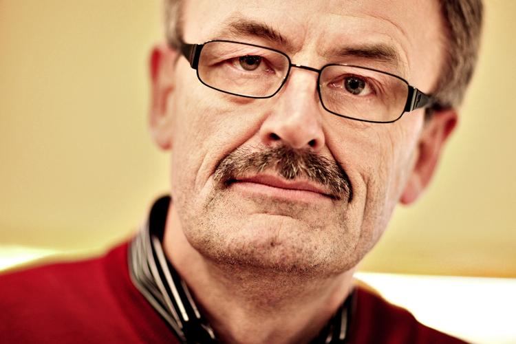 model. Henrik Høegh ser ikke noget problem i, at han som sundhedsminister optræder i en SuperBest-reklame. 