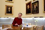 reklamemand. DF kritiserer, at fødevareminister Henrik Høegh optræder i reklamer for SuperBest. Her er ministeren fotograferet, mens han spiser krebinetter i Snapstinget. 