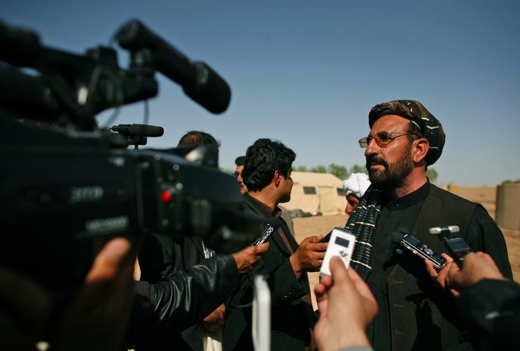 Mikrofonholder. Danske medier har længe givet medløb til Nato og USA i Afghanistan-dækningen. Senest eksemplificeret ved den såkaldte Marjah-offensiv, som slet ikke er endt med den sejr til ISAF, det i første omgang blev udlagt som. 