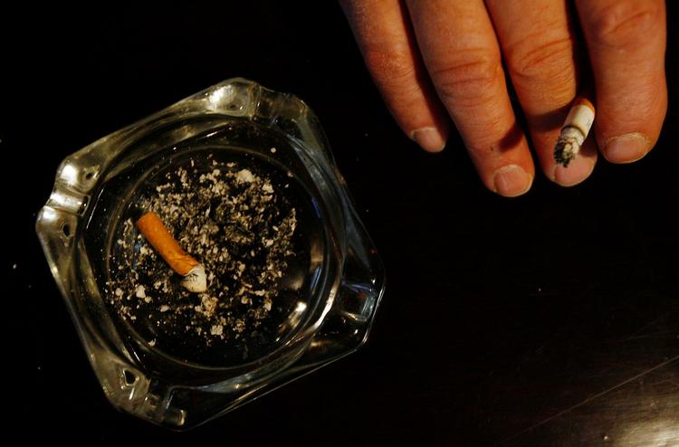 NABORØG. Utætheder i ældre ejendomme lader cigaretrøgen sive op til overboen. Løsningen må være renoveringer, mener Boligselskabernes Landsforenings formand. 