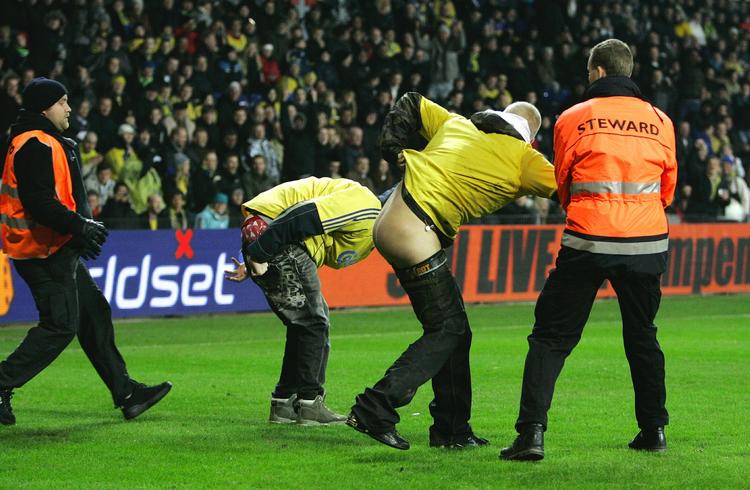 2. marts 2009 Brøndby taber hjemme med 1-0 til FCK, som lugter blod og langsomt kommer på mesterskabskurs. Brøndbys fans er tydeligt utilfredse. 