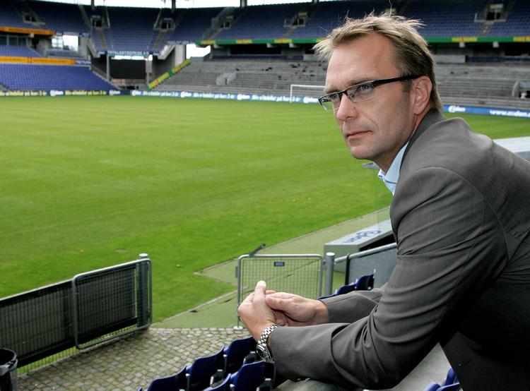 5. marts 2010  Frank Buch-Andersen stopper som administrerende direktør. Baggrunden for Frank Buch-Andersens beslutning er ifølge klubbens hjemmeside uenigheder med klubbens bestyrelse om 'væsentlige ledelsesmæssige forhold'. To uger senere erstattes han af Ole Palmå (billedet), der kommer fra en stilling som kommerciel direktør i klubben. 