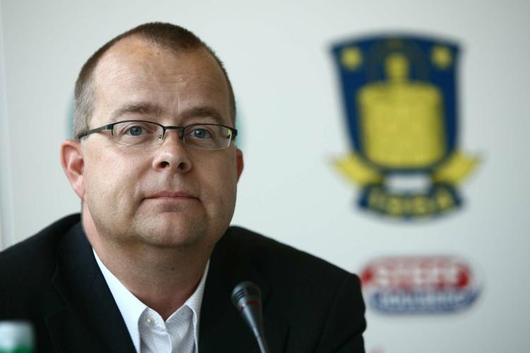 20. juli 2009 Det er ikke kun på banen, tingene ikke fungerer. Hermann Haraldsson bliver fyret som administrerende direktør. Hverken Haraldsson eller bestyrelsesformand Per Bjerregaard ønsker at udtale sig. Ifølge business.dk er årsagen en magtkamp i det børsnoterede selskab, hvor bestyrelsen og direktionen er uenig om, hvordan klubben skal ledes. Hermann Haraldsson erstattes af Frank Buch-Andersen (billedet). 