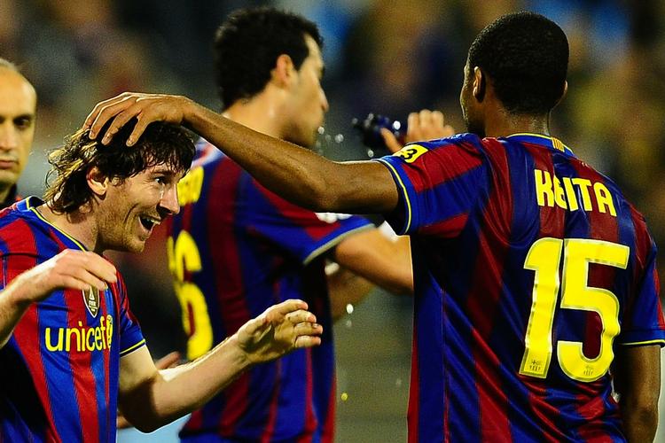 forrygende. Alt hvad Lionel Messi rører ved i disse dage, giver tilsyneladende mål. Seydou Keita håber måske, at magien kan smitte af. Arkivfoto. 
