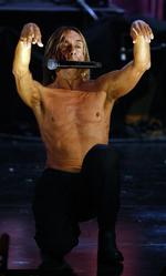 Pas på. Iggy Pop er kendt for sine vilde sceneoptrædender, men i fremtiden vil han holde sig fra vilde hop ud i publikums arme. Arkivfoto. 