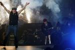 T.N.T. De synger hyppigt om eksplosive materialer i rockgruppen AC/DC. Til Open Air-koncerten i Østrig 22. maj er der ifølge myndighederne en overhængende risiko for, at det kan blive lige lovligt eksplosivt. Her er det Angus Young og Brian Johnson ved en koncert i Madrid sidste år. 