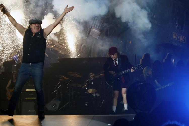 T.N.T. De synger hyppigt om eksplosive materialer i rockgruppen AC/DC. Til Open Air-koncerten i Østrig 22. maj er der ifølge myndighederne en overhængende risiko for, at det kan blive lige lovligt eksplosivt. Her er det Angus Young og Brian Johnson ved en koncert i Madrid sidste år. 
