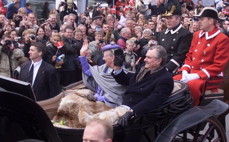 60-ÅRSDAG. Regentparret undervejs fra Amalienborg til Københavns Rådhus ved dronning Margrethes fødselsdag for ti år siden. Arkivfoto. 