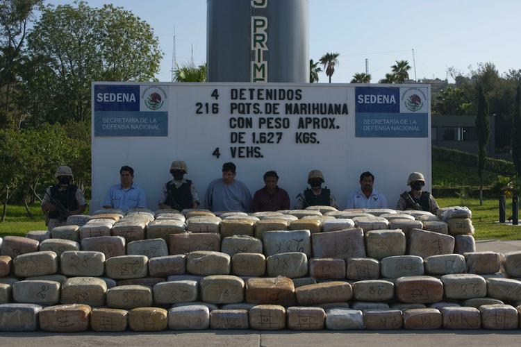 narkokrig. De mexicanske narkokarteller udkæmper en hård krig mod hinanden og politiet i grænseområdet mod USA. Her har politiet haft overtaget og konfiskeret en last hash. 