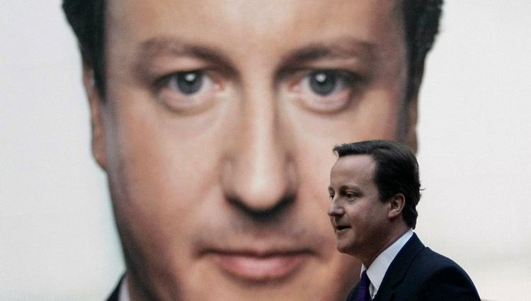 nedtur. De britiske konservative falder i meningsmålingerne op til det ventede valg først i maj. Her er det partiets leder, David Cameron, der går forbi en plakat - for David Cameron. 