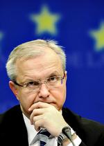betal! Eurolandene må til lommerne, siger økonomikommissær Olli Rehn. Foto: Thierry Charlier/AP