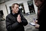 charmeoffensiv. 20.000 danskere skal aflevere deres krusedulle til fordel for partiet Fokus, hvis partistifter Christian H. Hansen skal gøre sig forhåbninger om at komme i Folketinget ved næste valg. I dag starter han kampagnen, der skal få de mange underskrifter i hus. 