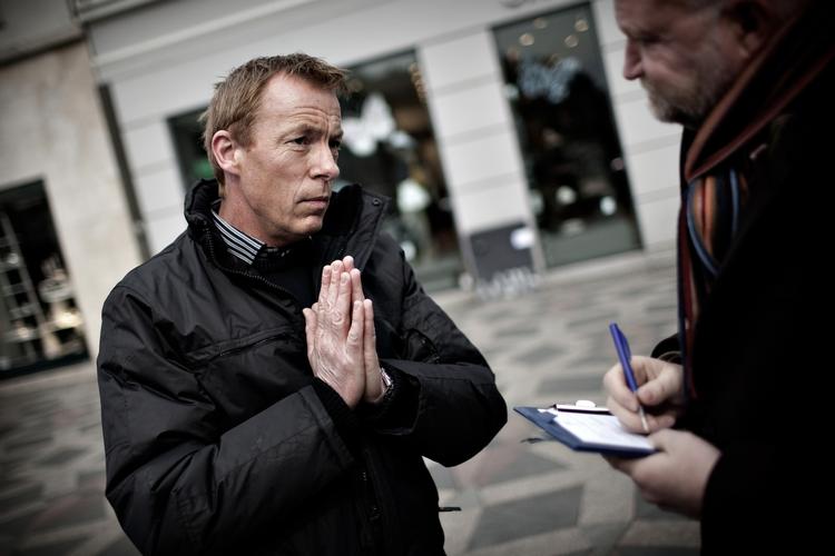 charmeoffensiv. 20.000 danskere skal aflevere deres krusedulle til fordel for partiet Fokus, hvis partistifter Christian H. Hansen skal gøre sig forhåbninger om at komme i Folketinget ved næste valg. I dag starter han kampagnen, der skal få de mange underskrifter i hus. 