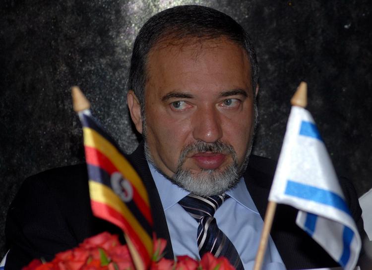 Uforståeligt. Avigdor Liberman forstår ikke, at omverden går mere op i de israelske bosættelser end et pakistansk terrorangreb, der dræber 60. 