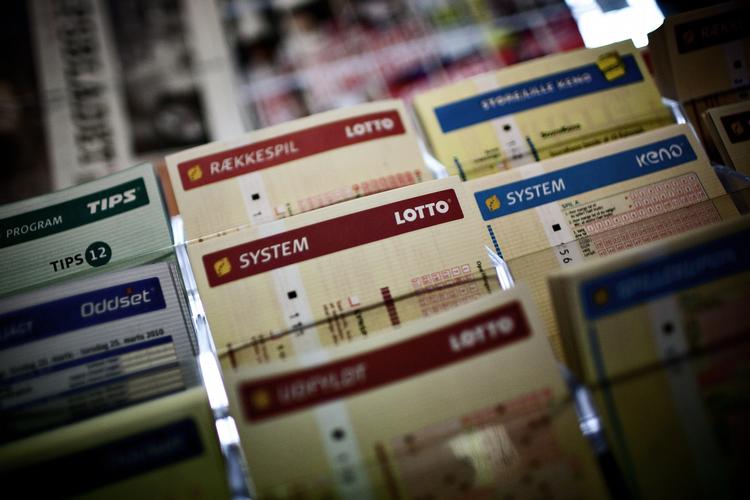Milliongevinst. Op mod 1 million danskere spiller med i onsdagslotto i aften. Den samlede præmiepulje lyder på 75 millioner kroner. 