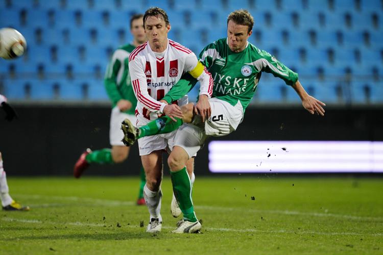 MATCHVINDER. I første halvleg havde Christopher Poulsen (th.) Silkeborgs bedste forsøg, men efter pausen blev Andreas Johansson (tv.) matchvinder. 