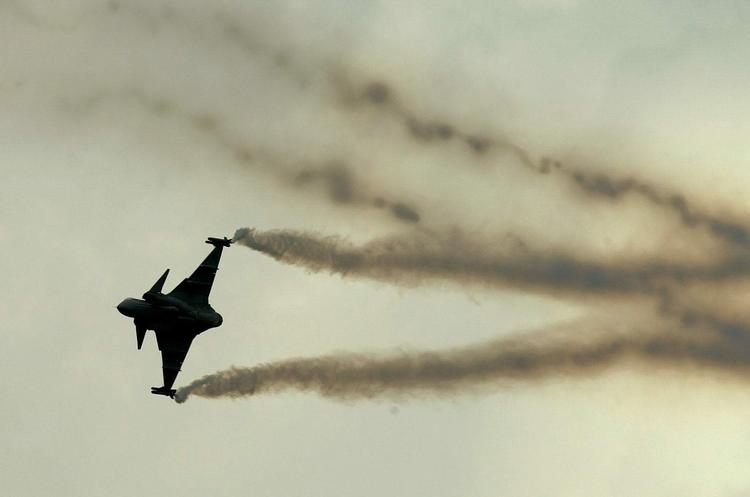 KAMPFLY. Et svensk Gripenfly under en opvisning i England. Gripen har været kandidat til at erstatte F-16-flyene, men det er ikke bygget i USA og dermed uinteressant for det danske forsvar, vurderes det. Arkivfoto. 