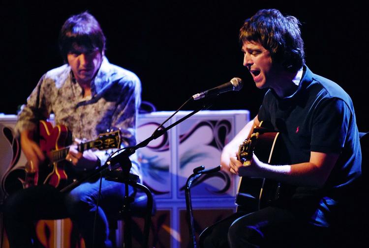 Mærket. Noel Gallagher (t.h.) ses her sammen med Gem Archer,  under en Oasis-koncert i Los Angeles. Noel Gallagher forlod det populære britiske band i august 2009, og bandet blev endegyldigt opløst i februar 2010, da Liam Gallagher meddelte, at de øvrige bandmedlemmer ville fortsætter under nyt navn. Arkivfoto. 