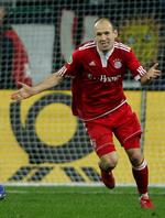 Ufatteligt. Arjen Robben kan næsten ikke tro, at soloturen over 70 meter endte med en scoring. 