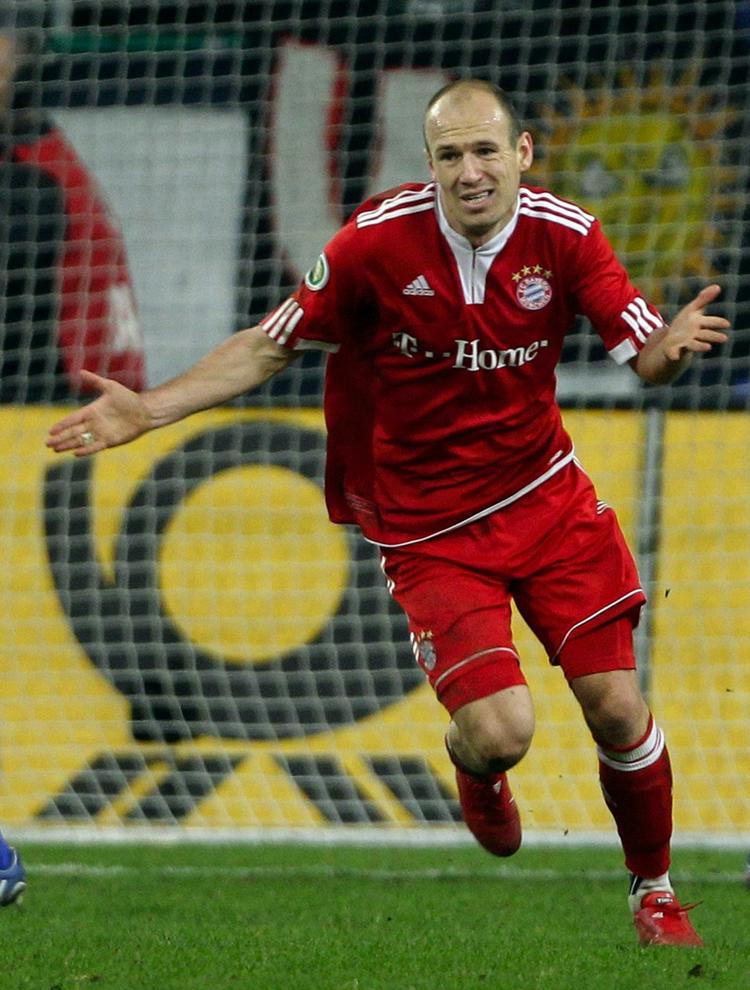 Ufatteligt. Arjen Robben kan næsten ikke tro, at soloturen over 70 meter endte med en scoring. 