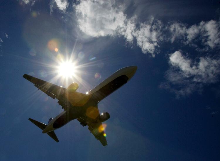 IGEN. Så er den gal igen. Tre fly er på en aften blevet skudt på med grønt laserlys under indflyvning til Københavns Lufthavn. 