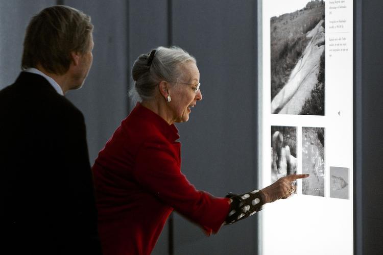 Dronningen selv var tilstede ved rundvisningen under åbningen af "Dronning Margrethe og arkæologien" på Moesgård Museum i Århus. 