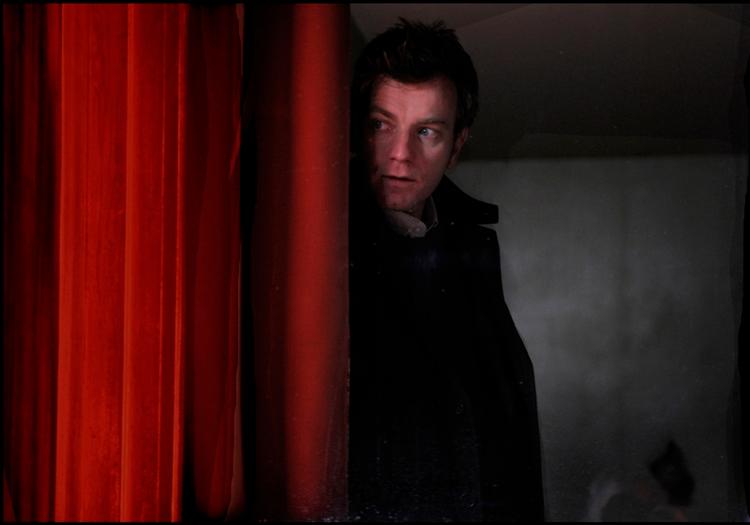 Storspil. Ewan McGregor ligner en mand, der har fået en stor gave foræret i rollen som den kyniske, let alkoholiserede journalist og ghostwriter i Roman Polanskis fremragende thriller. Foto: Guy Farrandis 