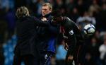 Punch. Mancini går til angreb på Moyes, mens en Everton-spiller slet ikke registrerer situationen. 