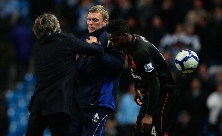 Punch. Mancini går til angreb på Moyes, mens en Everton-spiller slet ikke registrerer situationen. 