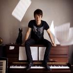 Jazzpianisten Peter Rosendal med noder flyvende om ørerne. Arkivfoto: Jonas Pryner Andersen. 