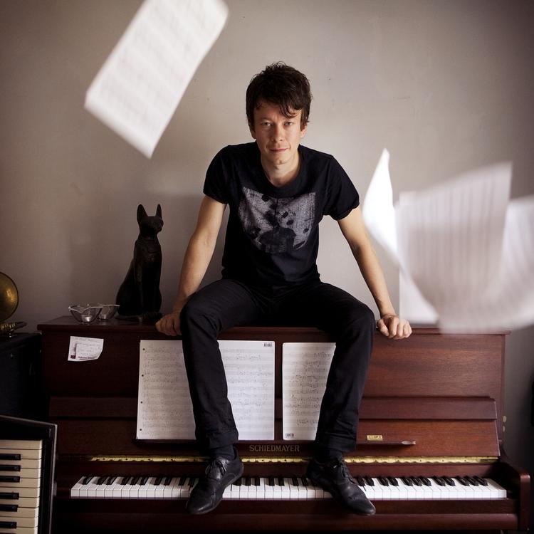 Jazzpianisten Peter Rosendal med noder flyvende om ørerne. Arkivfoto: Jonas Pryner Andersen. 