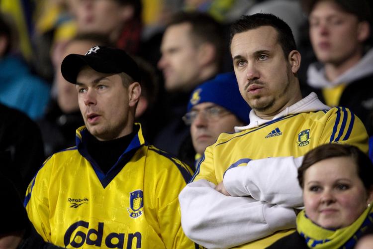 22. marts 2010 får Brøndby kun 1-1 på hjemmebane mod Randers. Det er 7. kamp i træk holdet ikke vinder - og flere fans begynder, at kræve træner Kent Nielsen fyret. 