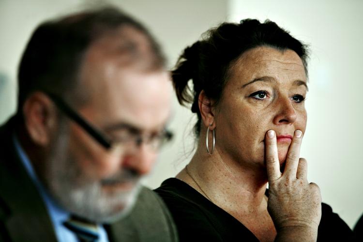 Ignoreret. Selv om Tine Aurvig-Huggenberger stod klar for at give hånd, blev hun ignoreret af Hans Jensen. (Arkivfoto) 