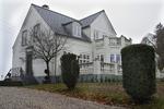 Det er billigt at låne til store villaer som denne i Høbjerg i Nordsjælland. Efter skattefradrag og inflation ligger renten under nul procent. 