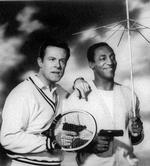 60'er-hit. Robert Culp (t.v.) ses her i en af sit livs glansroller - som agenten og tennisspilleren Kelly Robinson i komedie-/krimiserien 'I Spy' . Ved siden af ham ses hans 'træner' Alexander Scott, spillet af Bill Cosby. Arkivfoto. 