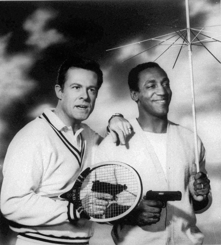 60'er-hit. Robert Culp (t.v.) ses her i en af sit livs glansroller - som agenten og tennisspilleren Kelly Robinson i komedie-/krimiserien 'I Spy' . Ved siden af ham ses hans 'træner' Alexander Scott, spillet af Bill Cosby. Arkivfoto. 