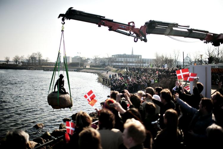 Den LIlle HAvfrue blev i dag flyttet fra sin plads på Langelinie. Hun skal nu flyves til Shanghai i Kina, hvor hun skal være indtil hun igen kommer tilbage til Danmark i november. 