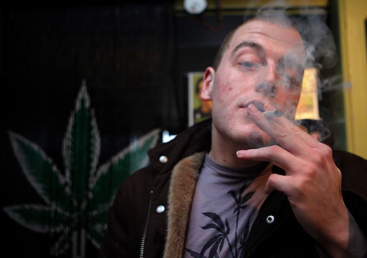 Fri hash. Det kan blive lovligt at ryge hash, hvis californierne vedtager det ved folkeafstemning. 