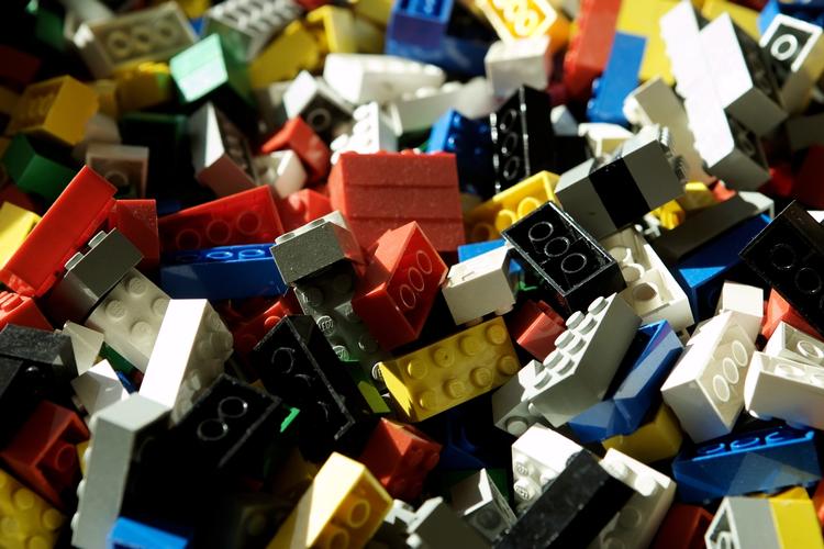 Klodser. Lego vil kræve navneændring og penge af børneprojekt. 