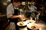 Fremragende. To kokke håndterer en stopfyldt restaurant med ca. 45 gæster. Men det er ventetiden værd. 